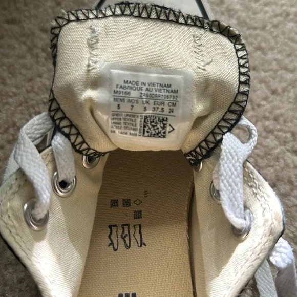 Size 7 women black converse in great condition only worn like couple times - Picture 1 of 6